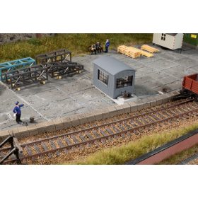 Auhagen 11468 Vontatókötél rakodóterületre, épülettel (H0) - motoros