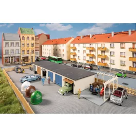 Auhagen 11484 Garázssor kiegészítőkkel (H0)