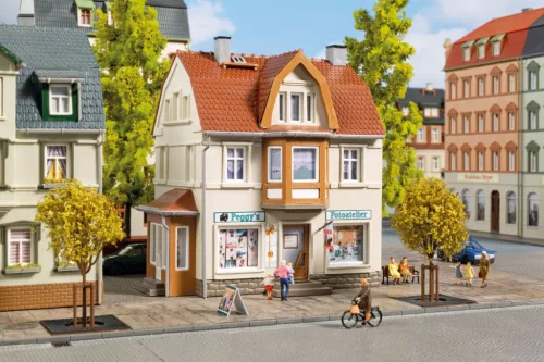 Auhagen 12355 Városi lakóház, fotósműhellyel - Peggy (H0/TT)