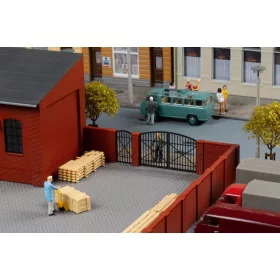 Auhagen 41681 Téglakerítés kapuval (H0)