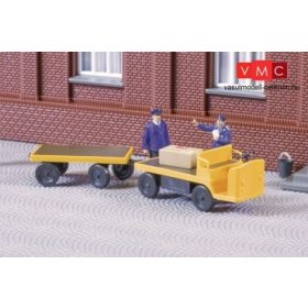 Auhagen 43659 Balkancar elektromos targonca (kofferkuli) utánfutóval, sárga (TT)