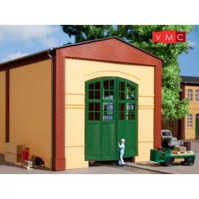 Auhagen 80605 Dekorlap, téglafal gyárkapuval 2326A sárga, zöld ajtókkal (H0)