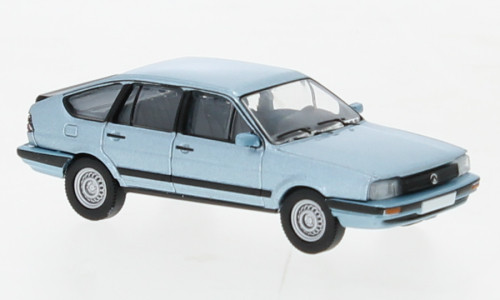 Brekina PCX870410 Volkswagen Passat B2 Trophy 1985, metál színben - világoskék (H0)