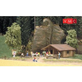 Busch 1035 Pihenőkunyhó tűzrakó hellyel (H0)