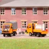 Busch 42254 Multicar M26 platós teherautó, modern forgalmi terelőkorlát rakománnyal - kommunális (H0)