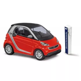   Busch 46226 Smart Fortwo Coupé, piros - elektromos töltőoszloppal (H0)