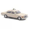 Busch 46876 Mercedes-Benz W123, Taxi, vezetőfigurával, 1977 (H0)
