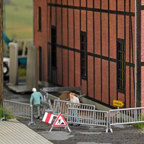 Busch 79874 Action-Set: Útépítő munkások terelőkorlátok felállításánál (H0)