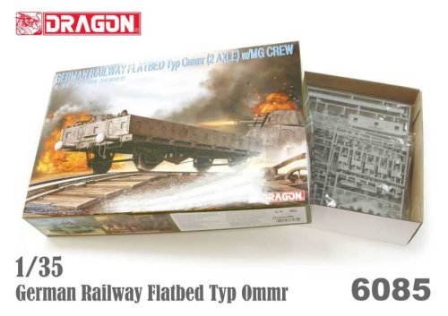 Dragon_6085 GERMAN RAILWAY FLATBED Typ Ommr (2 AXLE) w/MG CREW (1/35)