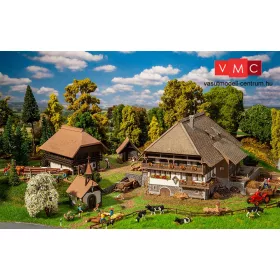   Faller 130677 Fekete-erdei parasztudvar (Vogtsbauernhof), 4-részes (H0)