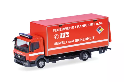 Herpa 099226 Mercedes-Benz Atego 2013 dobozos teherautó emelőhátfallal, Feuerwehr Frankfurt/GW-Öl (H0)