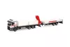 Herpa 320665 Mercedes-Benz Actros M platós teherautó rakodódaruval, munkagépszállító pótkocsival (H0)