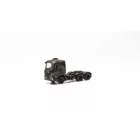   Herpa 747028 Mercedes-Benz Arocs 6x4 katonai nyergesvontató - Bundeswehr, álcafestéssel (H0)