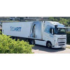   Herpa 957083 Volvo FH GL XL 2020 nyergesvontató, hűtődobozos félpótkocsival - HRT Intertrans (H0)