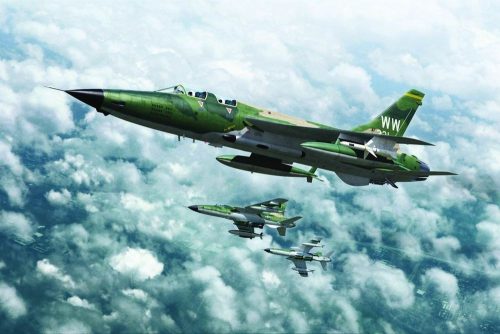 HobbyBoss 80333 F-105G Thunderchief repülőgép makett (1/48)