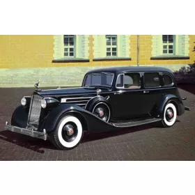   ICM 35535 Packard Twelve 1936 WWII Soviet Leader's Car with Passengers (1/35)