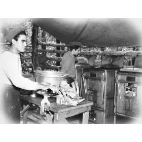   ICM 35619 US Field Stove M1937 with cooks (100% new molds) (1/35)