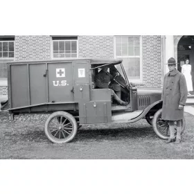   ICM 35662 Model T 1917 Ambulance with US Medical Personnel (1/35)