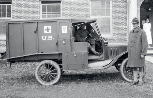 ICM 35662 Model T 1917 Ambulance with US Medical Personnel (1/35)