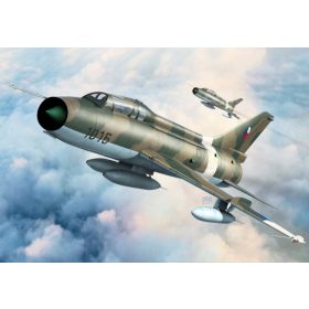   KPM4821 Suchoj Su-7UMK Moujik „Warsaw Pact“ repülőgép makett 1/48