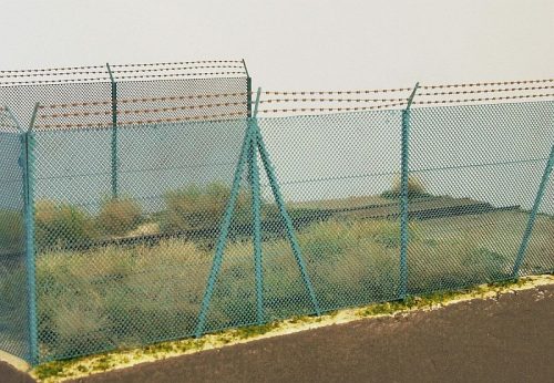 Model Scene 46140 Chain mesh gate with high fence (1:160) - Magas dróthálós kerítés, kapuval és szögesdróttal (N)