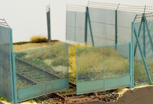 Model Scene 48141 Chain mesh gate for high fence, 1:72/1:87 - Magas dróthálós kerítés, kapuval és szögesdróttal (1:72, H0)