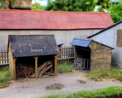 Model Scene 91513 2x Wooden shed 1:120 (kit) - Fedett vidéki tárolóépület, 2 db (TT) - építőkészlet