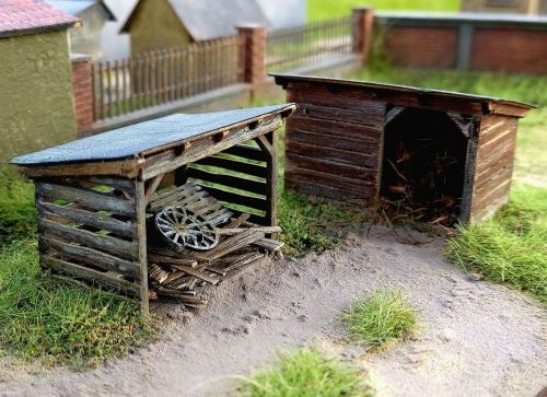 Model Scene 98512 2x Wooden shed 1:87 (kit) - Kis fészer, 2 db (H0) - építőkészlet