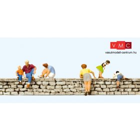 Preiser 10615 A kőkerítésnél (H0)