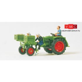   Preiser 17935 Mezőgazdasági traktor burgonyaszedő adapterrel és figurákkal (H0)