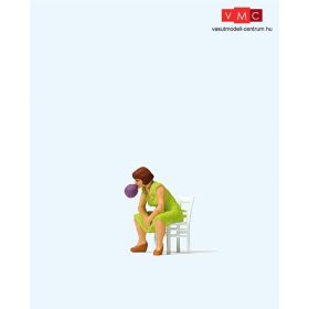 Preiser 28168 Rágógumit felfújó asszony (H0)