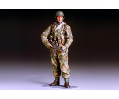 Tamiya German Infantryman (Reversible Winter Uniform) 1/16 (300036304) figura makett