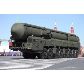   Trumpeter 01082 15U175 TEL of RS-12M1 Topol-M ICBM complex (1/35)