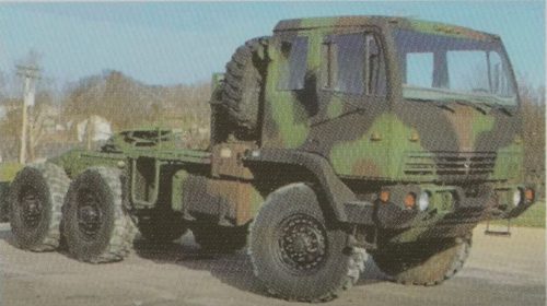 Trumpeter 01098 US M1088 FMTV Tractor 1/35 katonai teherautó makett