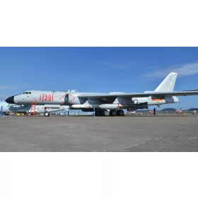 Trumpeter 03930 Xian H-6K Stratedgic Bomber (1/144)
