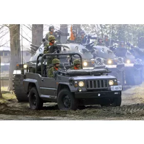 Trumpeter 05519 JGSDF type 73 Light Truck (Recon) (1/35)