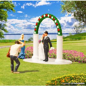 Vollmer 42365 Esküvői pár díszes boltív alatt (H0)