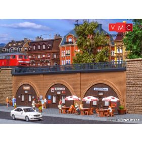 Vollmer 4500 Árkádos támfal üzletekkel, 303 mm (H0)