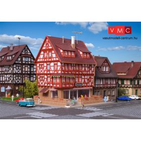   Vollmer 7693 Favázas emeletes városi ház, ruhabolt, LED világítás és belső berendezéssel (N)