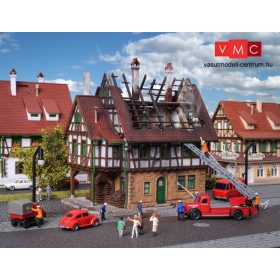 Vollmer 7738 Kigyulladt favázas ház (N)