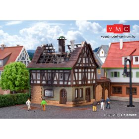 Vollmer 9538 Kigyulladt favázas ház, kapuval (Z)